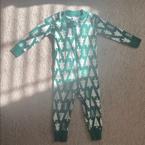 Hanna Andersson Green and White Tree Print Christmas Footie